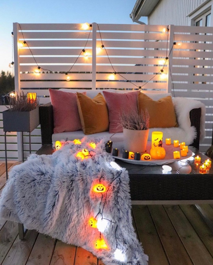 Halloween decor trends flying paper bats Outdoor decor