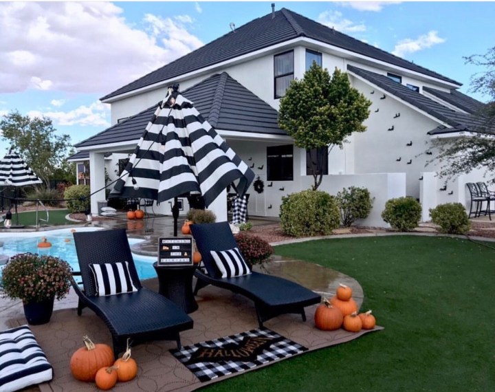 Halloween decor trends flying paper bats Outdoor decor