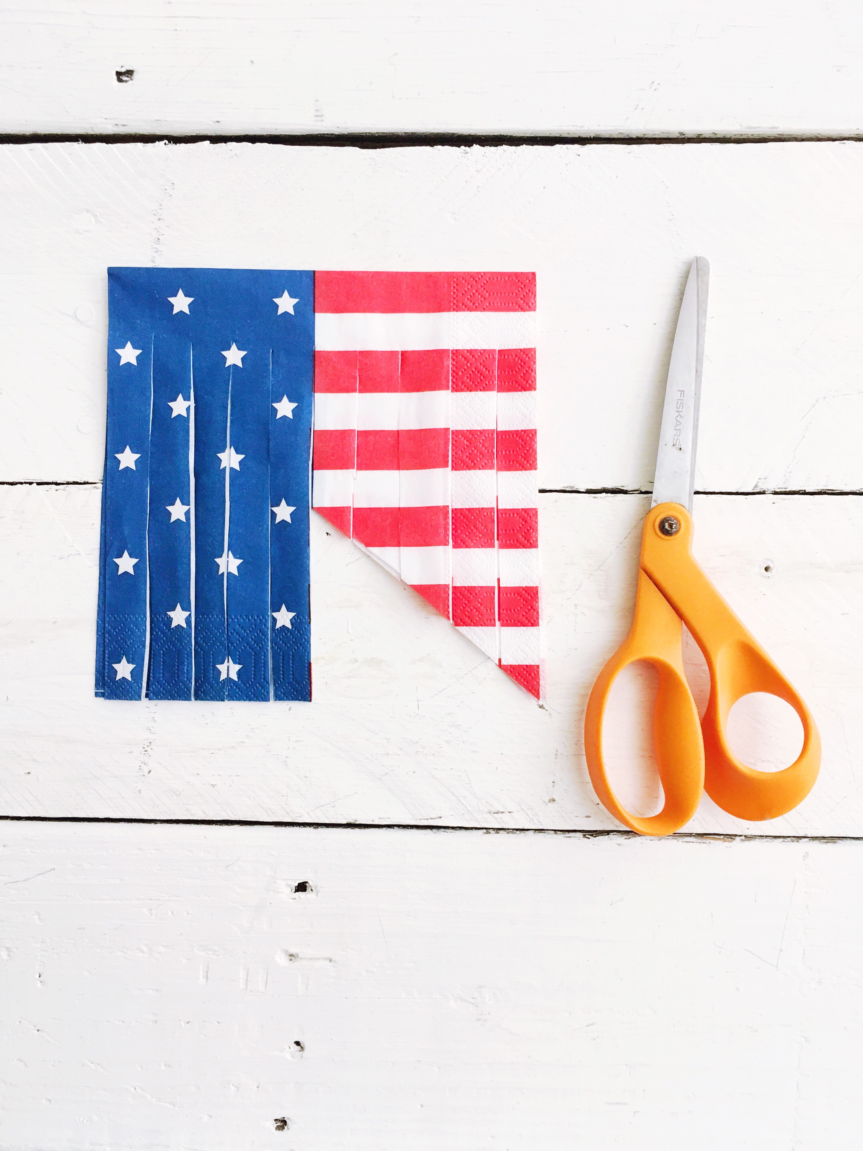 DIY paper napkin garland, DIY Paper Napkin tassels garland, DIY 4th of July Banner, DIY 4th of July Garland, 4th of July decorations