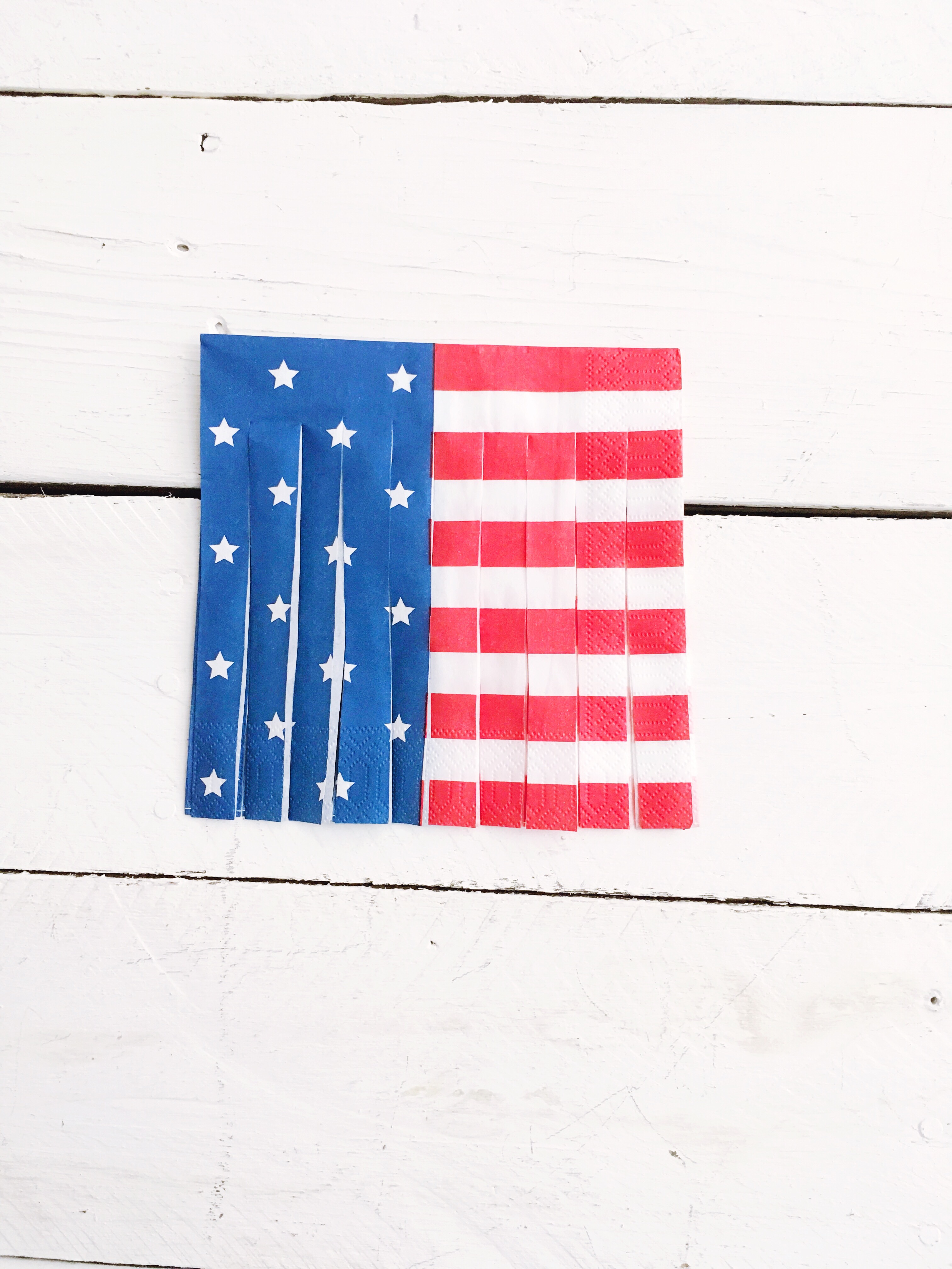DIY paper napkin garland, DIY Paper Napkin tassels garland, DIY 4th of July Banner, DIY 4th of July Garland, 4th of July decorations