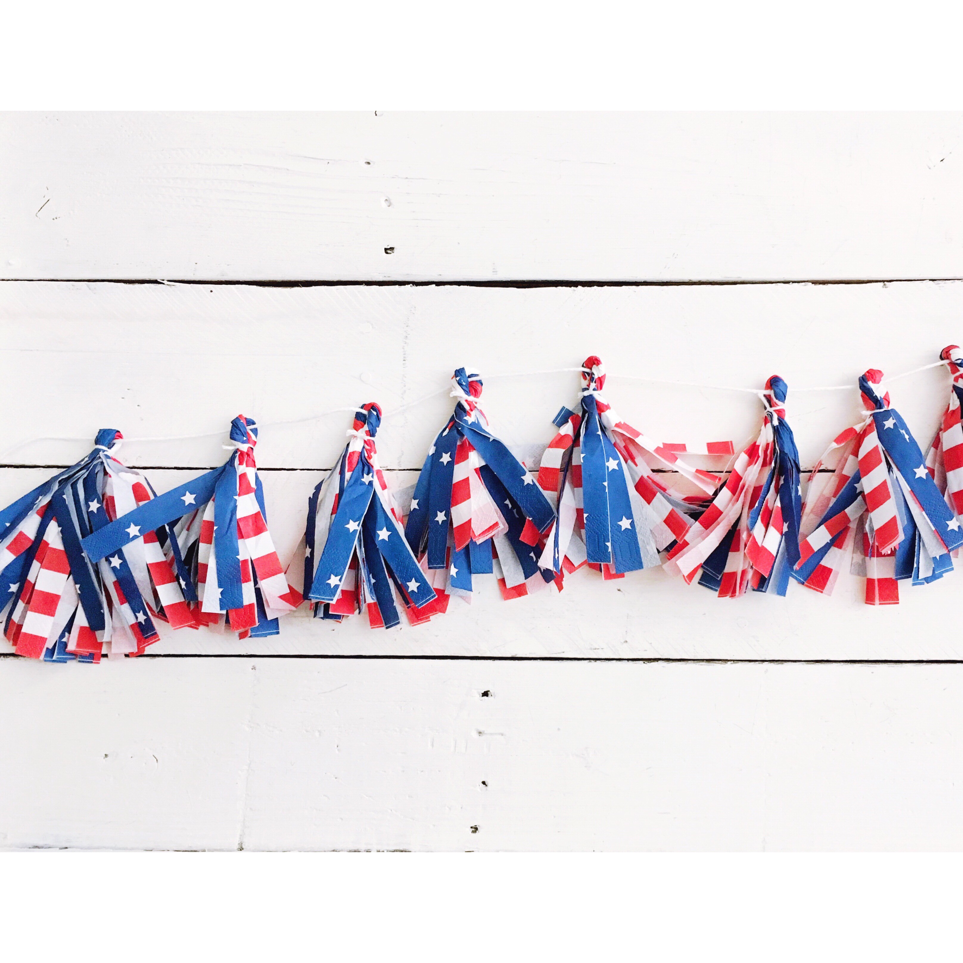 DIY paper napkin garland, DIY Paper Napkin tassels garland, DIY 4th of July Banner, DIY 4th of July Garland, 4th of July decorations