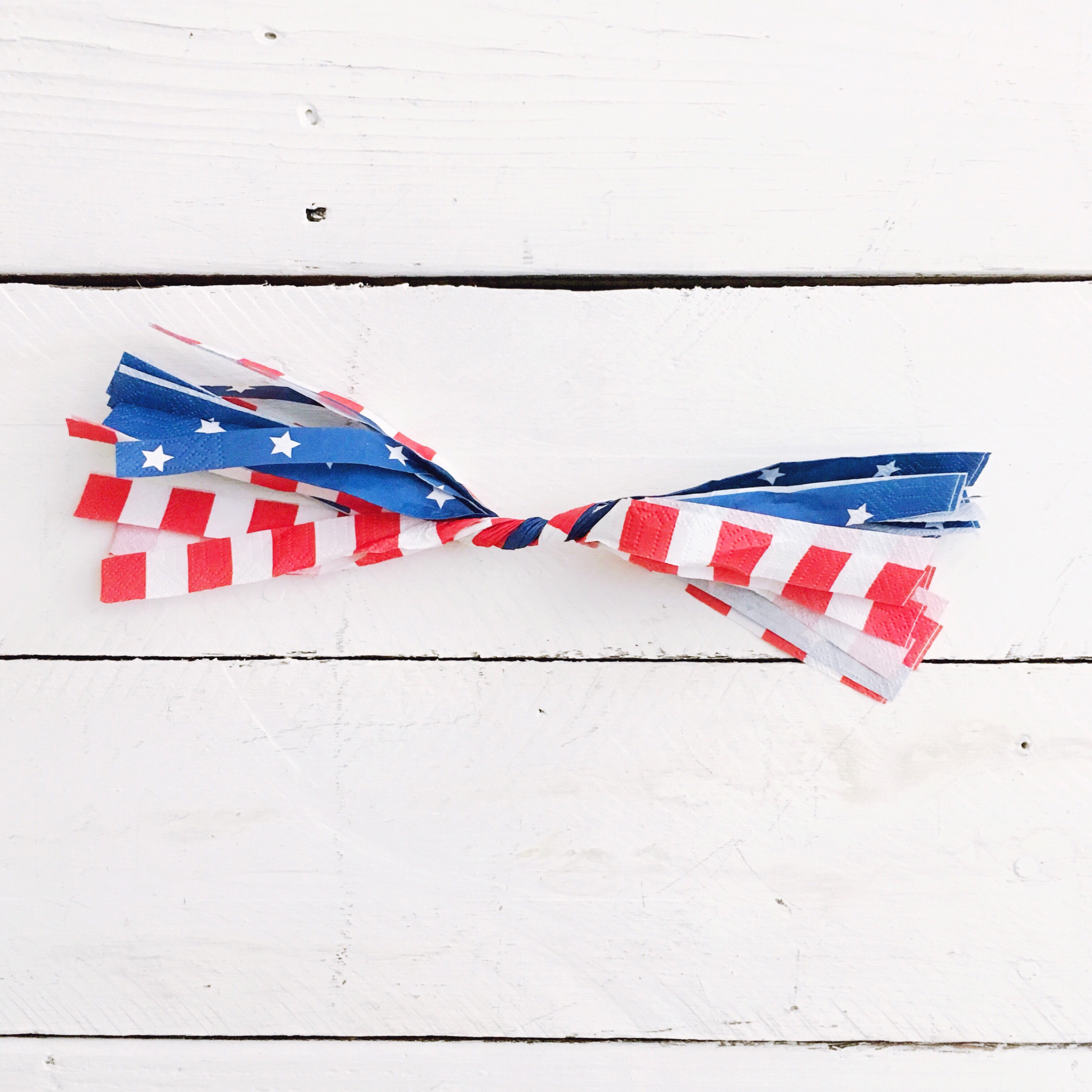 DIY paper napkin garland, DIY Paper Napkin tassels garland, DIY 4th of July Banner, DIY 4th of July Garland, 4th of July decorations
