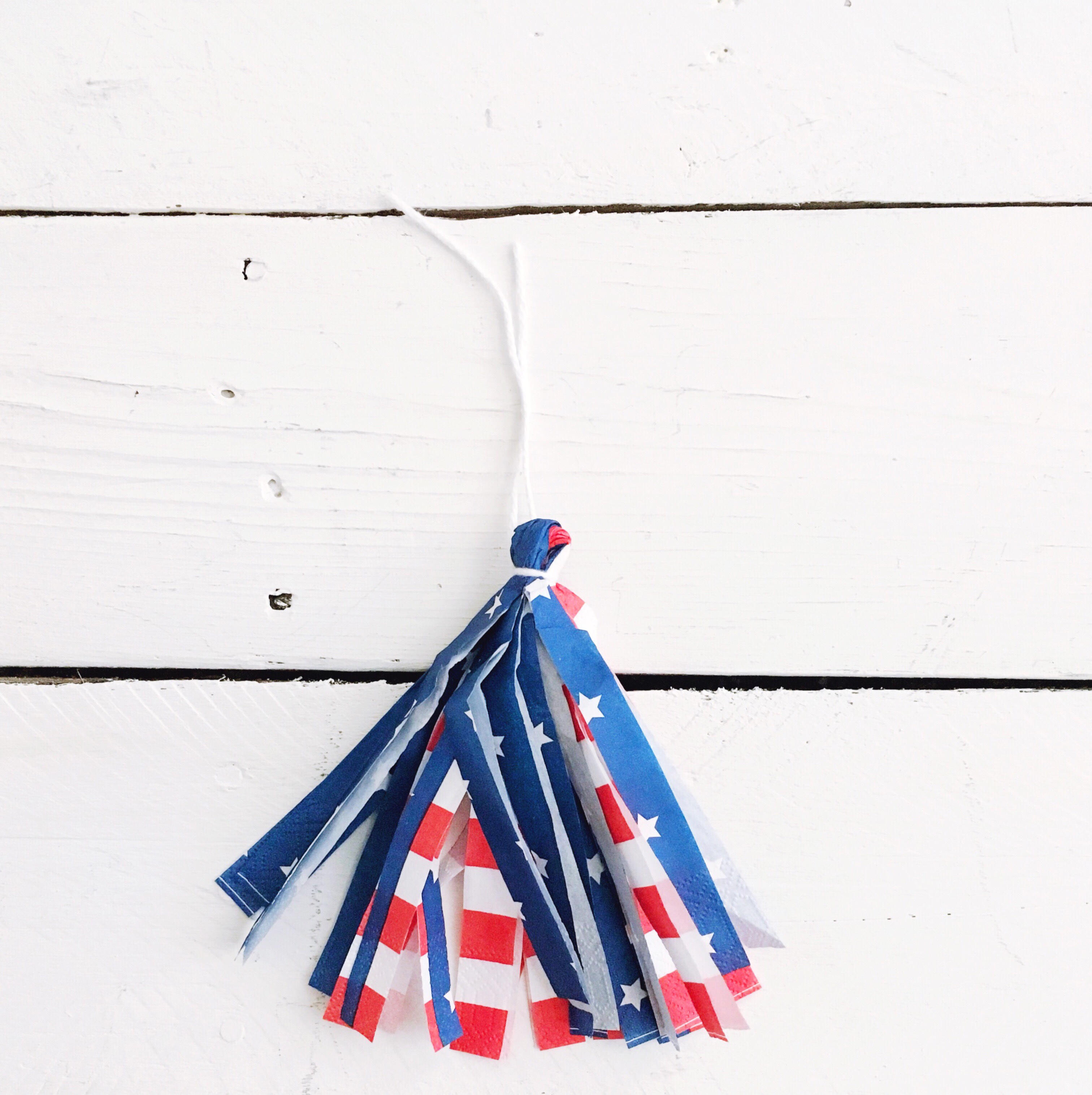 DIY paper napkin garland, DIY Paper Napkin tassels garland, DIY 4th of July Banner, DIY 4th of July Garland, 4th of July decorations