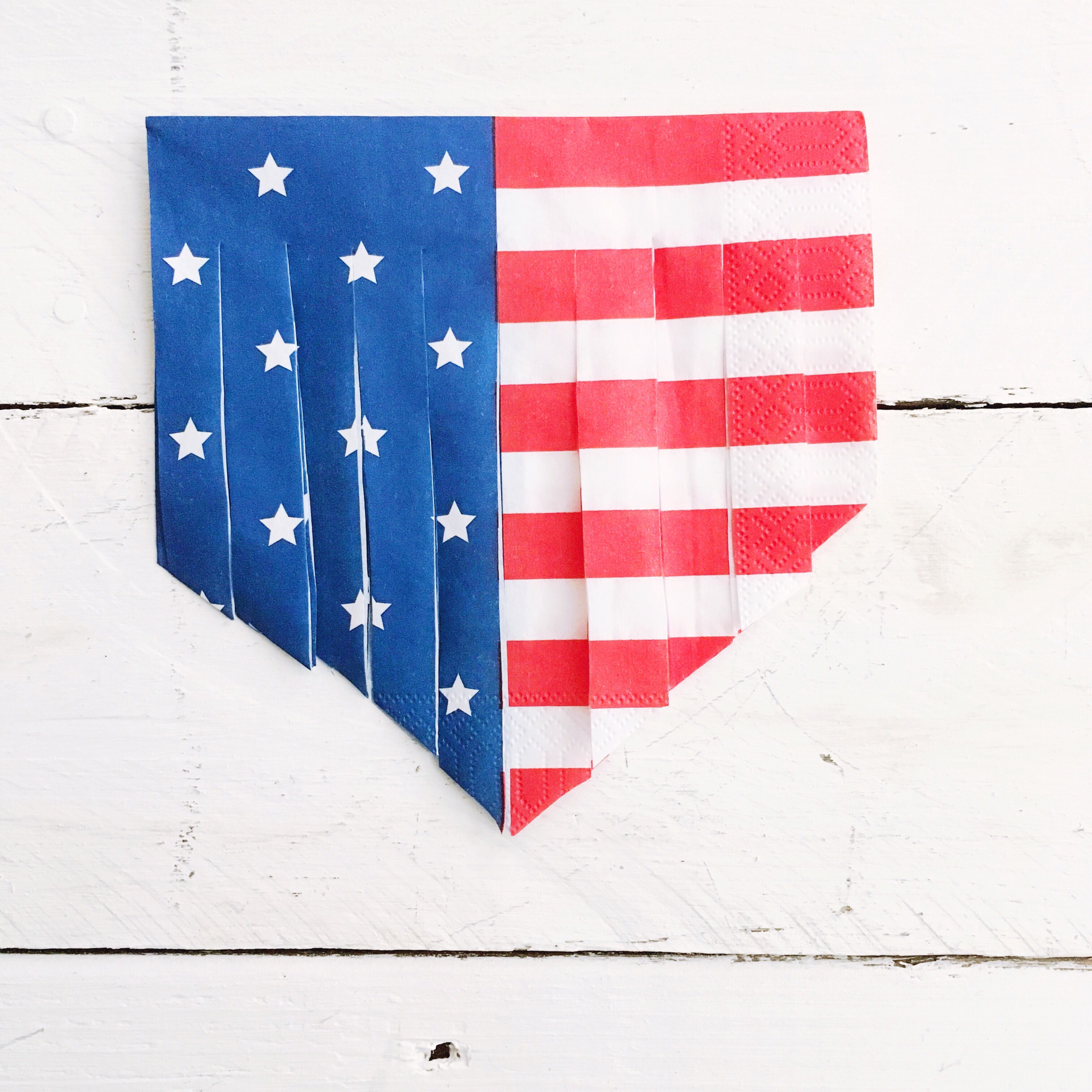 DIY paper napkin garland, DIY Paper Napkin tassels garland, DIY 4th of July Banner, DIY 4th of July Garland, 4th of July decorations