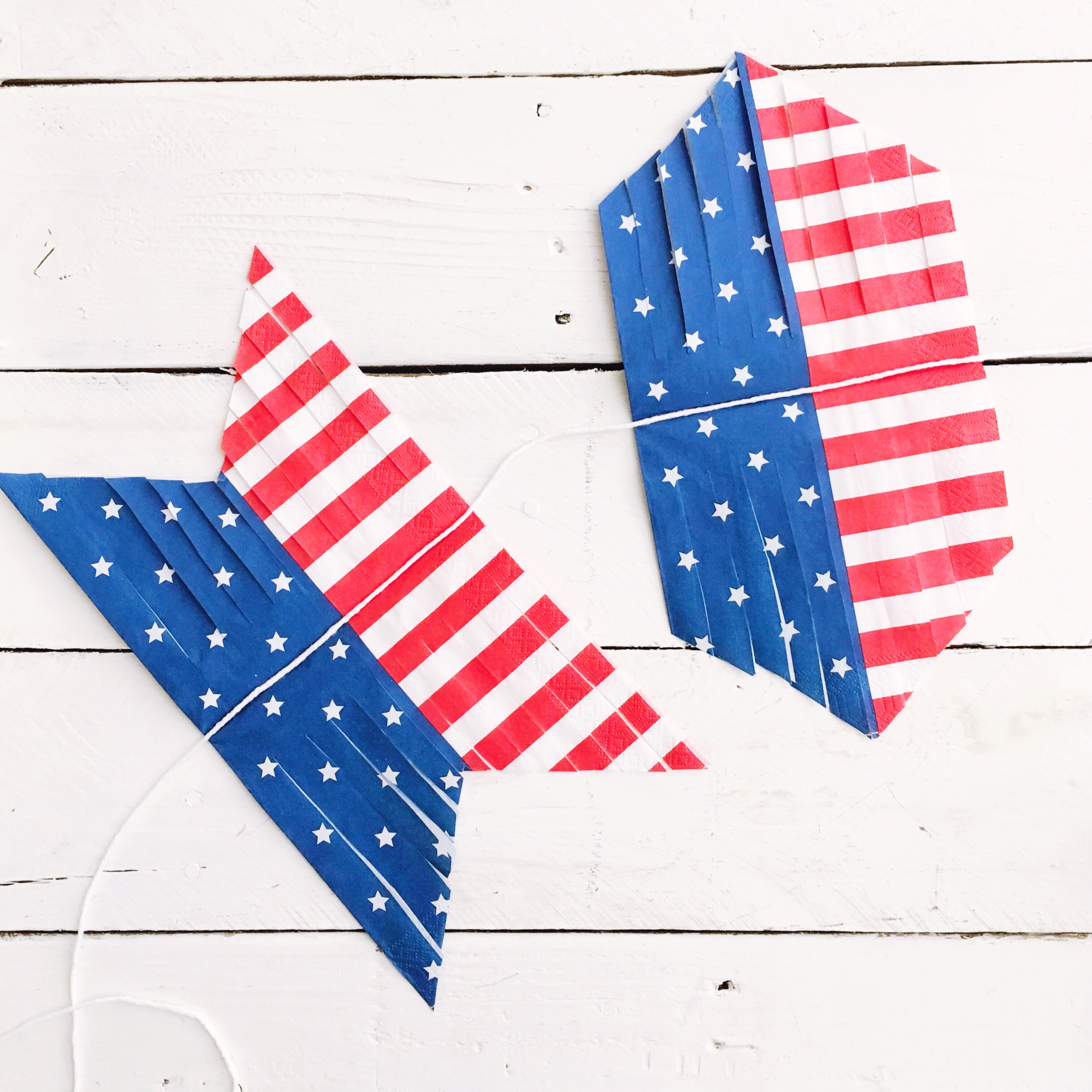 DIY paper napkin garland, DIY Paper Napkin tassels garland, DIY 4th of July Banner, DIY 4th of July Garland, 4th of July decorations