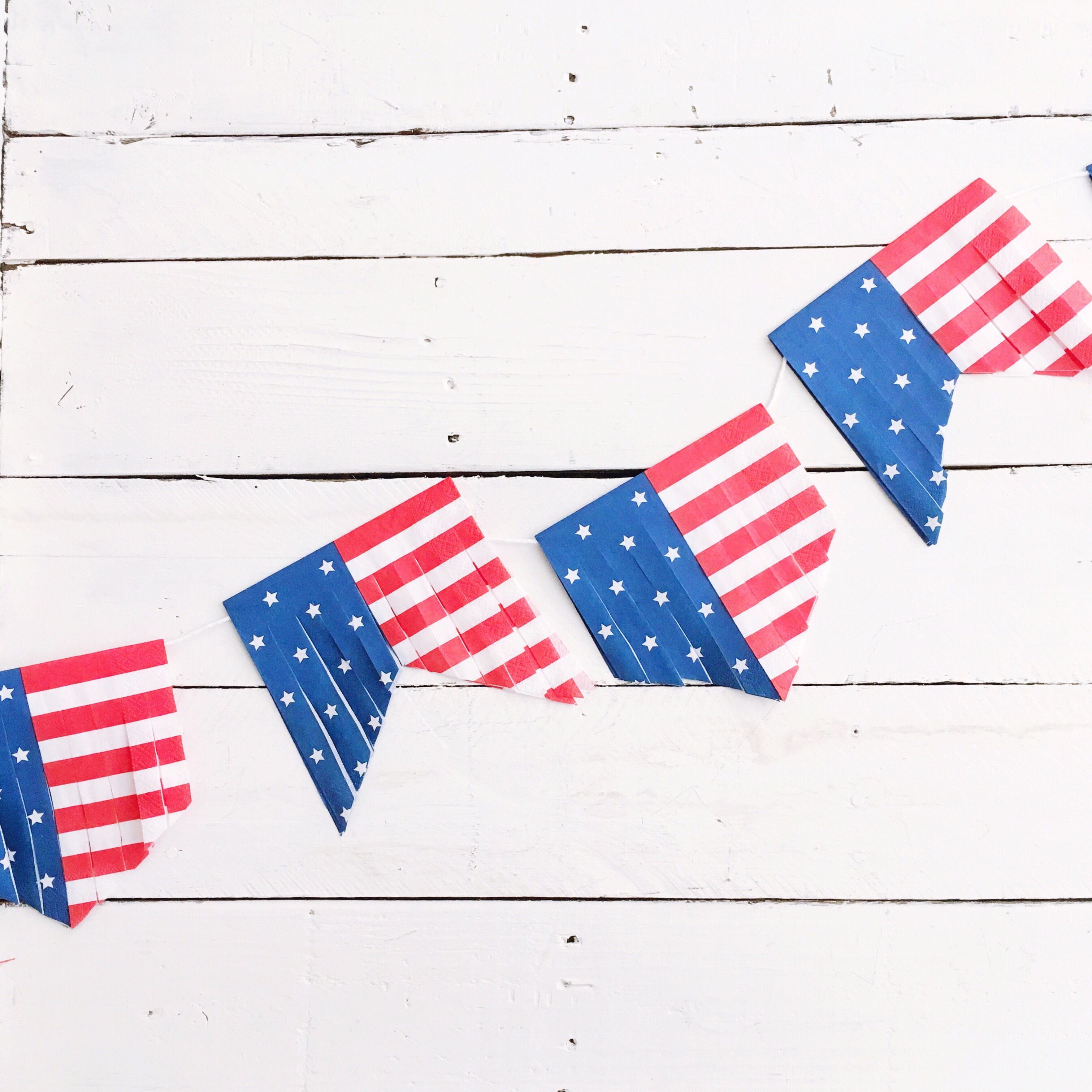 DIY paper napkin garland, DIY Paper Napkin tassels garland, DIY 4th of July Banner, DIY 4th of July Garland, 4th of July decorations