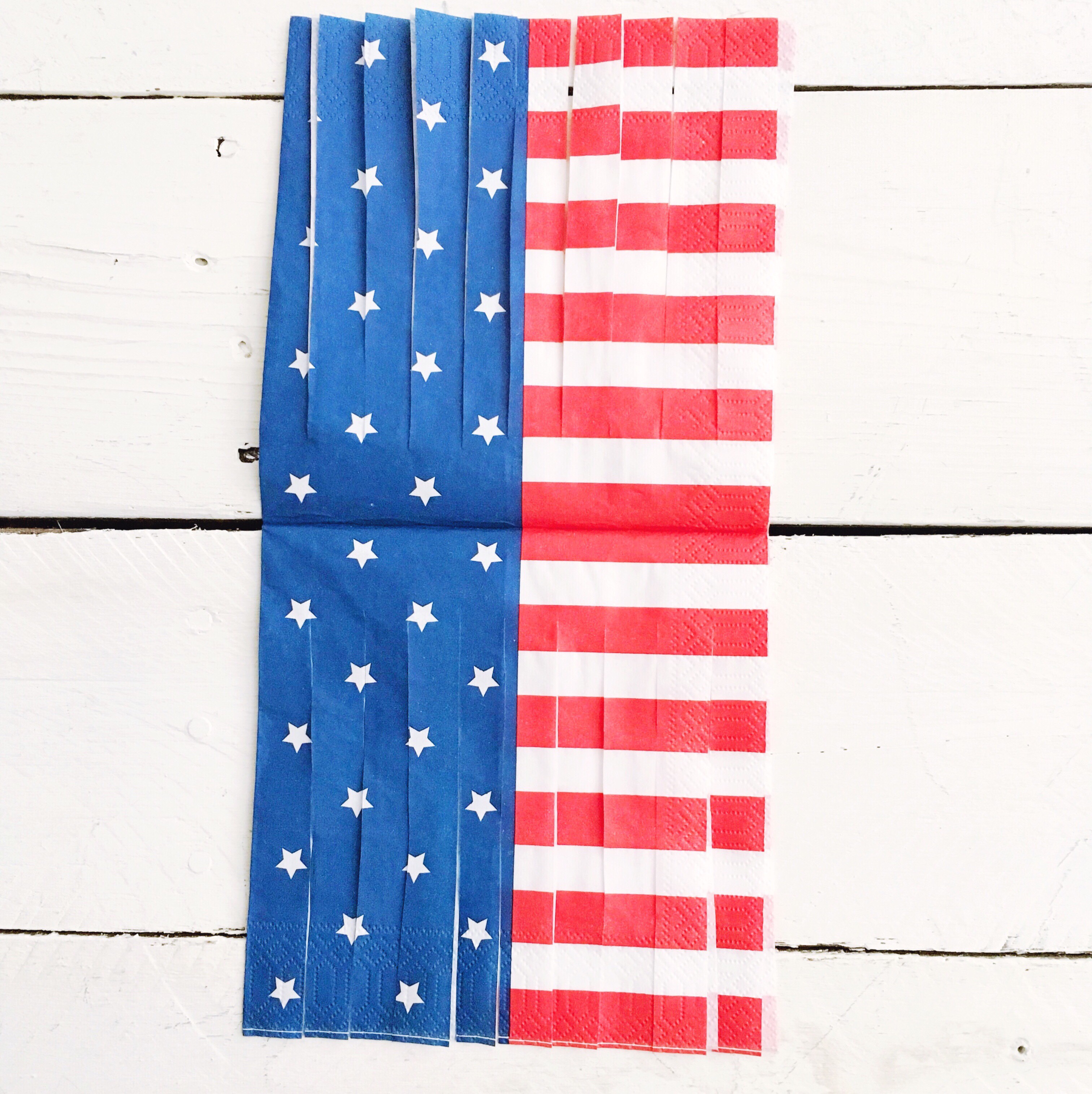 DIY paper napkin garland, DIY Paper Napkin tassels garland, DIY 4th of July Banner, DIY 4th of July Garland, 4th of July decorations