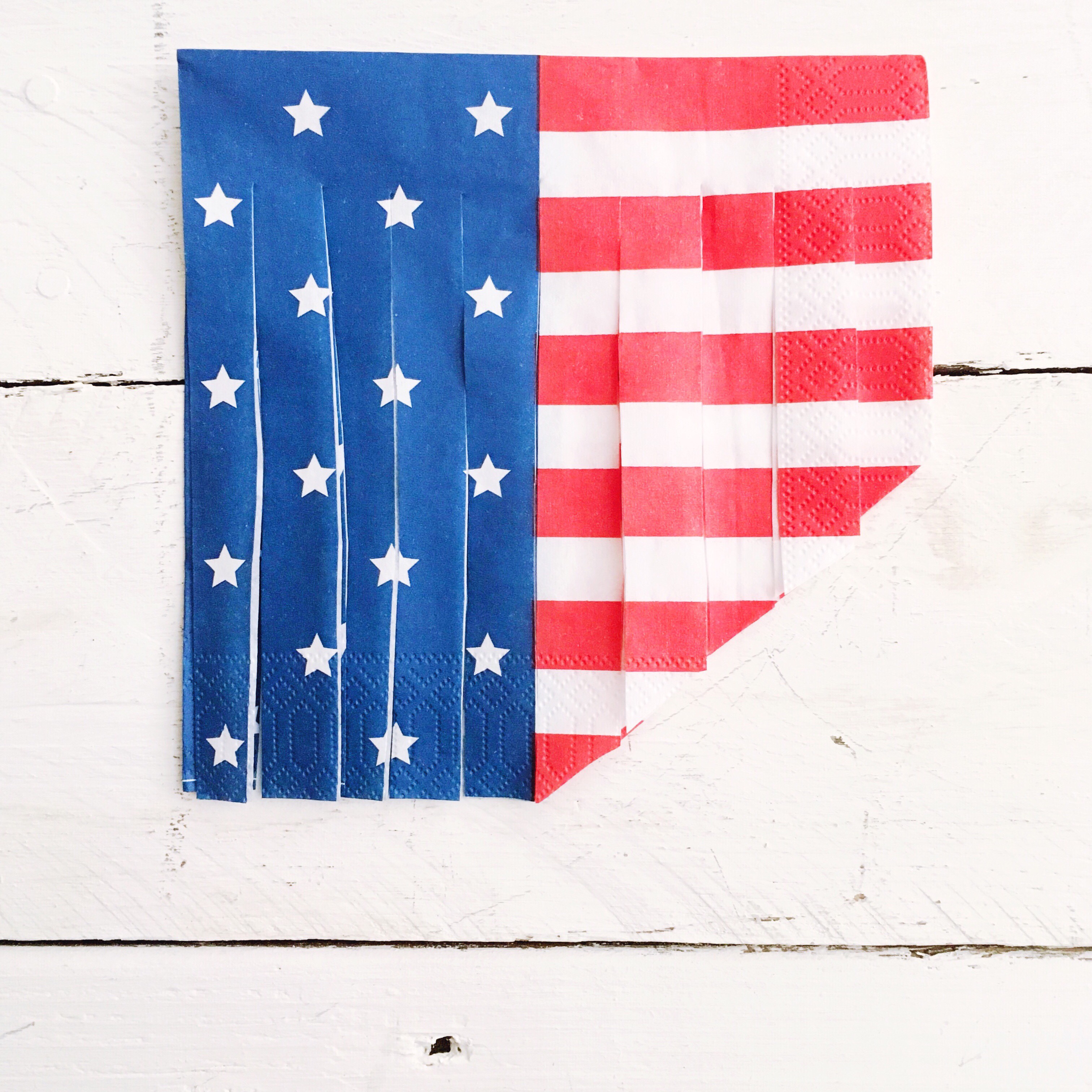 DIY paper napkin garland, DIY Paper Napkin tassels garland, DIY 4th of July Banner, DIY 4th of July Garland, 4th of July decorations