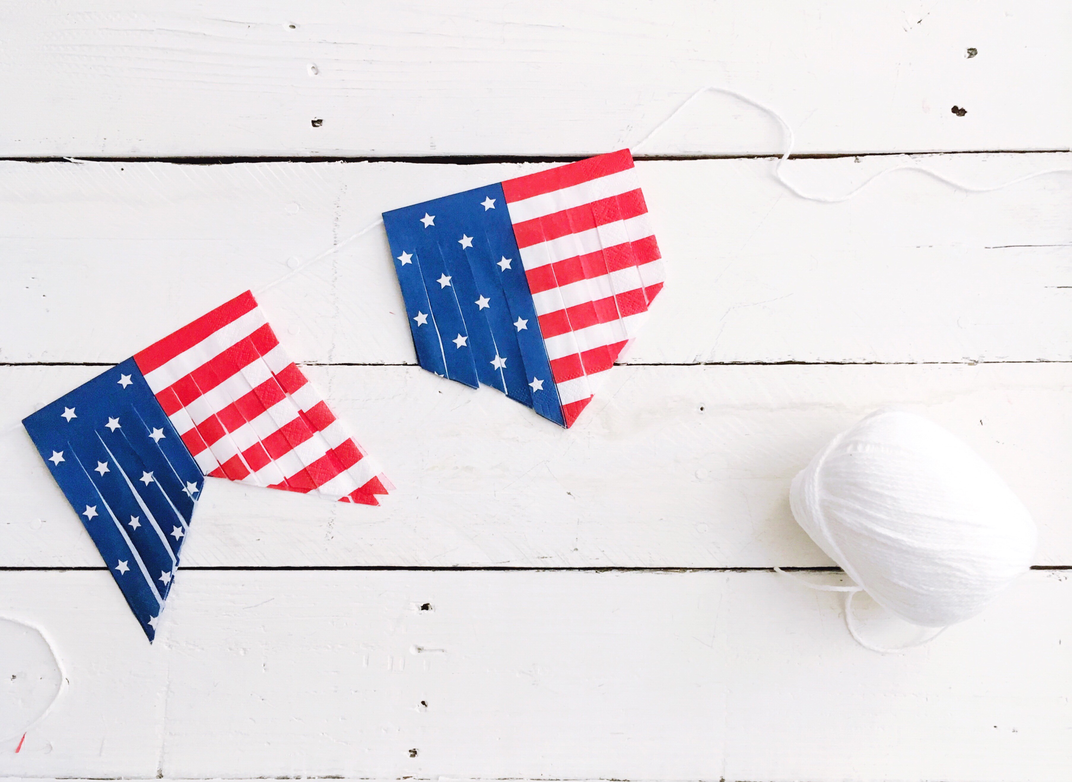 DIY paper napkin garland, DIY Paper Napkin tassels garland, DIY 4th of July Banner, DIY 4th of July Garland, 4th of July decorations
